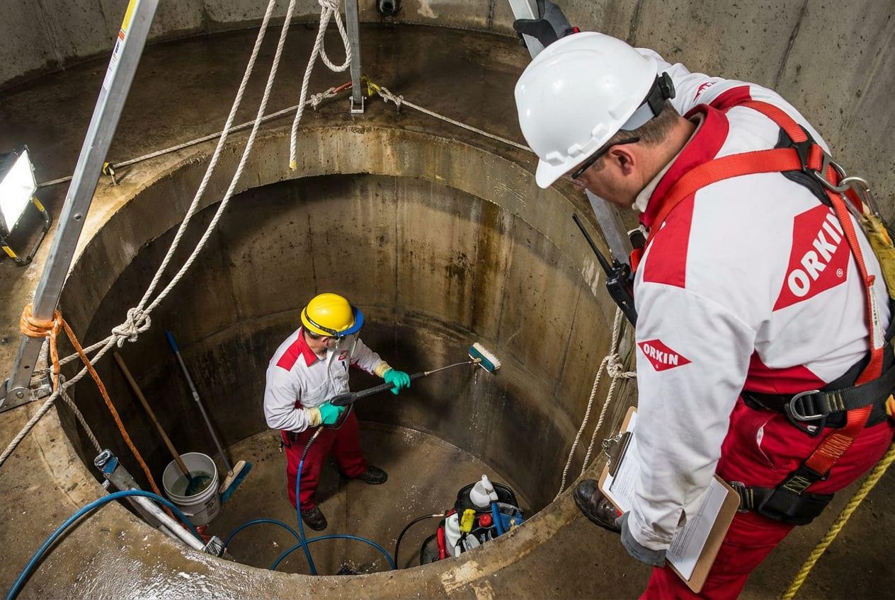 Limpeza tradicional de cisterna com entrada do técnico